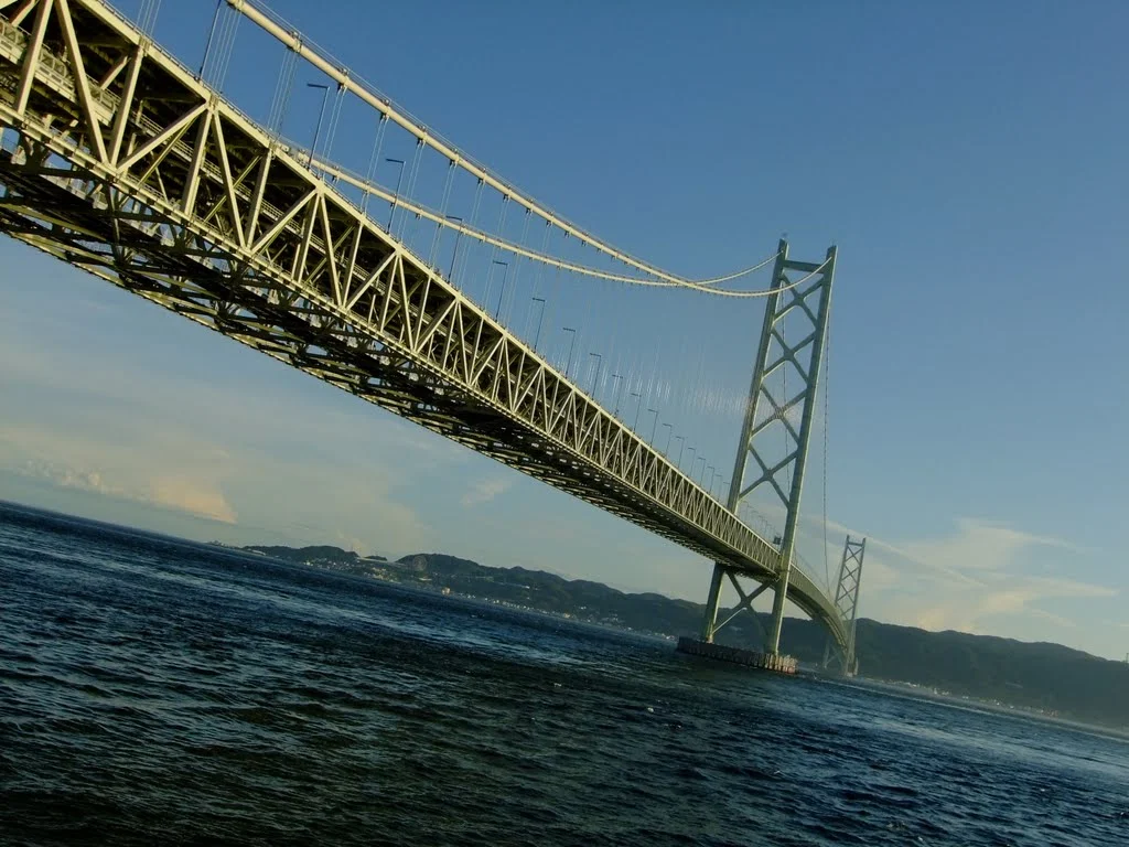 神戸と淡路島を結ぶ明石海峡大橋
