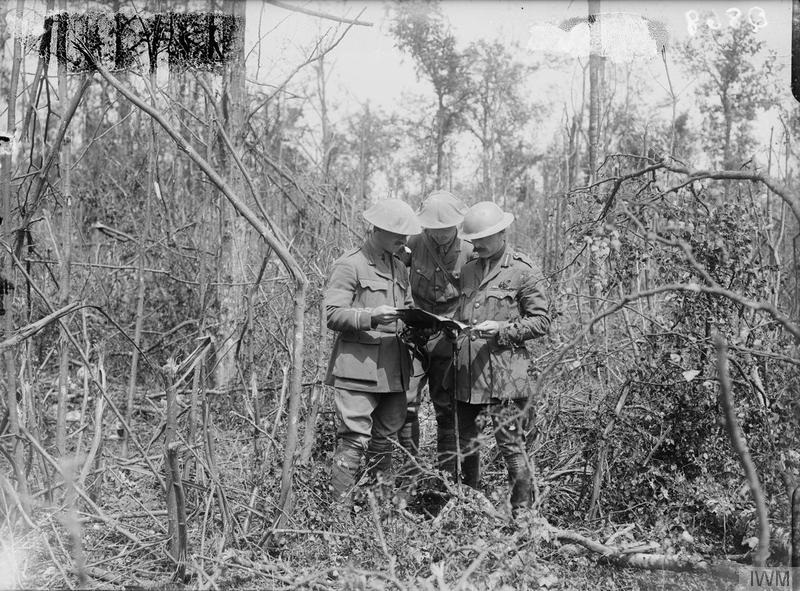 ソンムの戦いで地図を調べるイギリス軍の将校たち