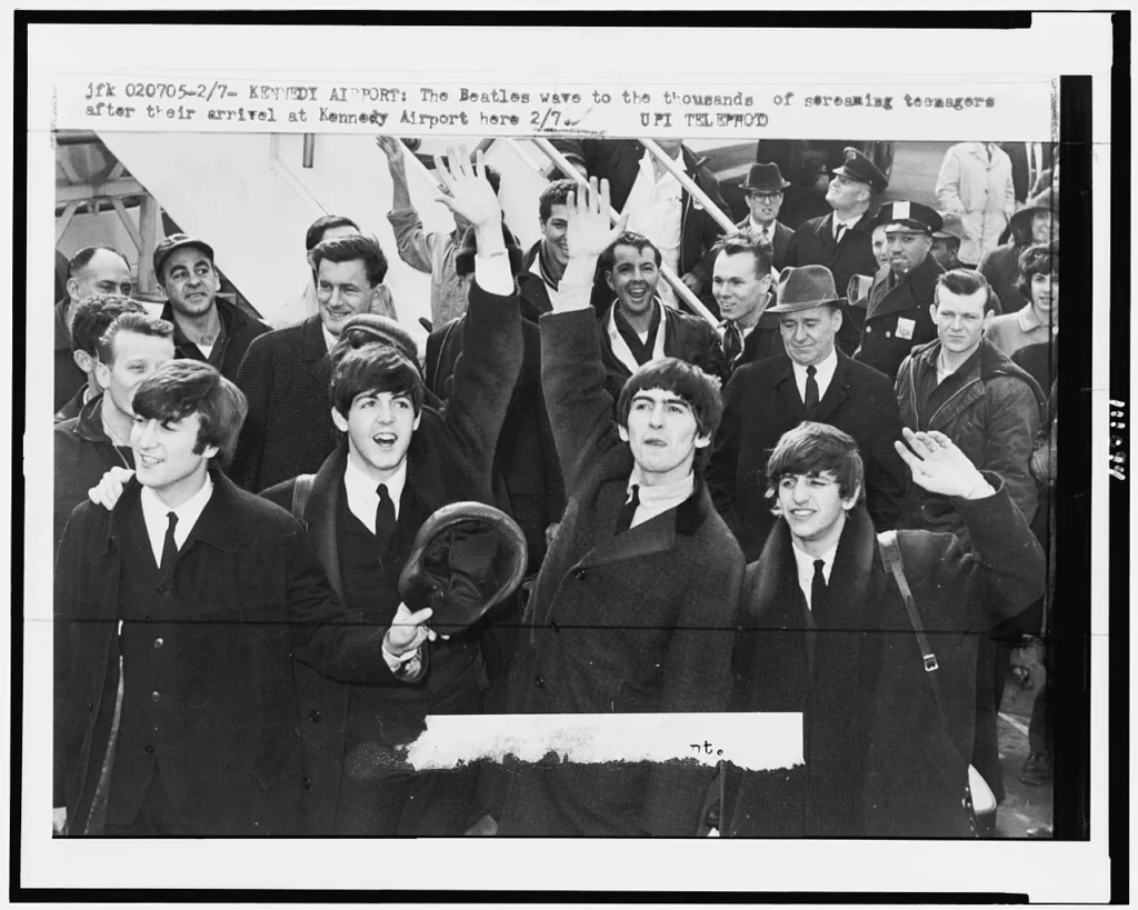 1964年2月7日にニューヨークのケネディ空港へ到着したビートルズ