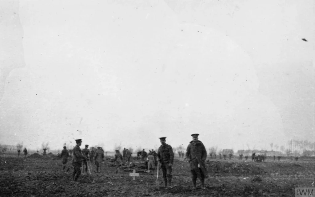 第一次世界大戦のクリスマス休戦で無人地帯に集まるイギリス軍とドイツ軍の兵士