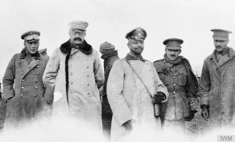 クリスマス休戦中に無人地帯で出会ったイギリス軍とドイツ軍の兵士