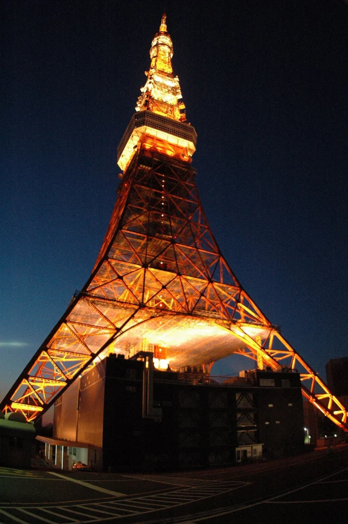 青空を背景に立つ東京タワー