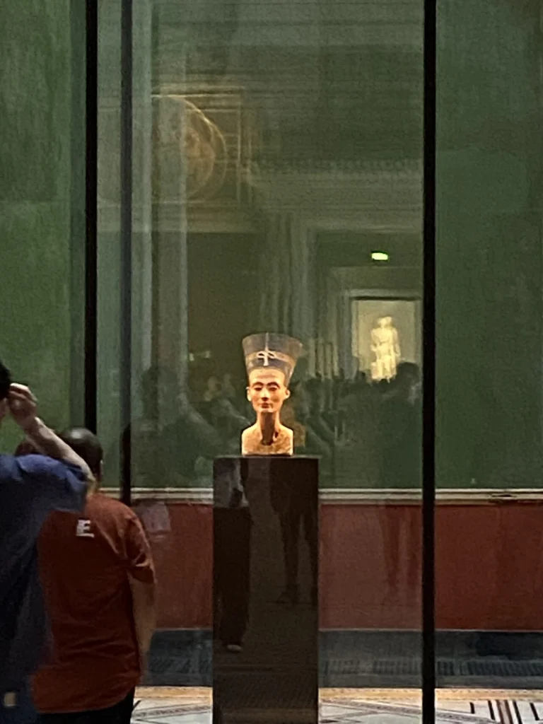 ベルリン新博物館に展示されている王妃ネフェルティティの胸像