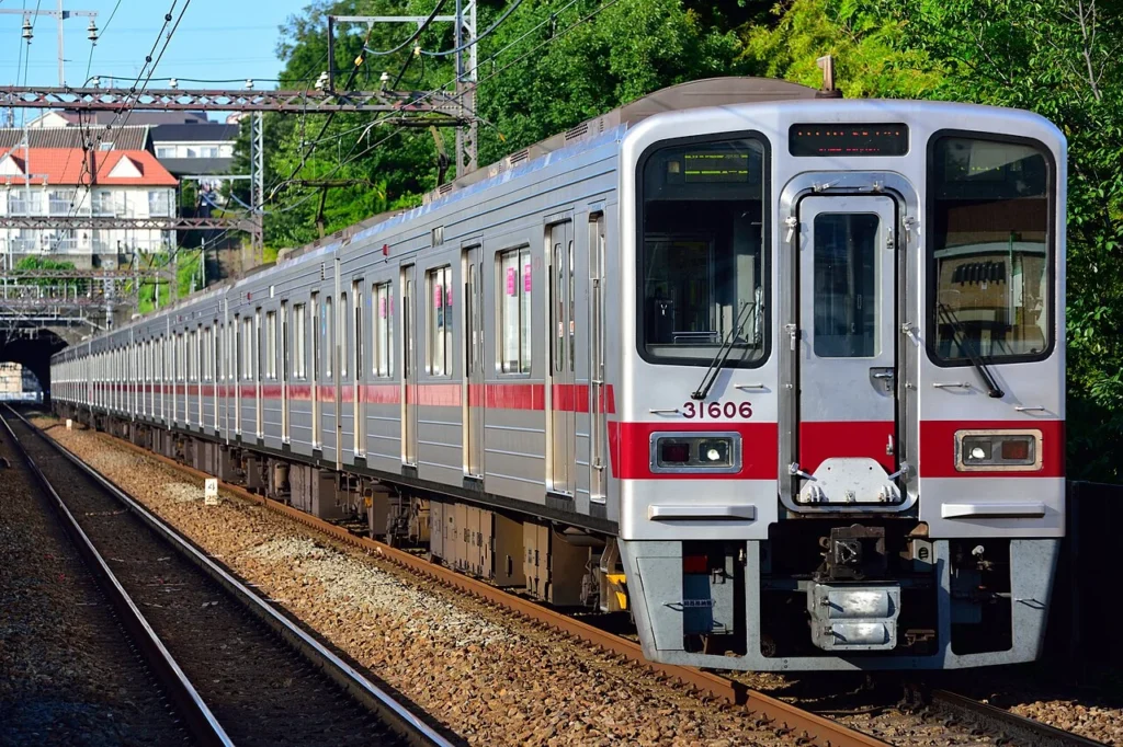 東急田園都市線の田奈駅付近を走る東武30000系電車