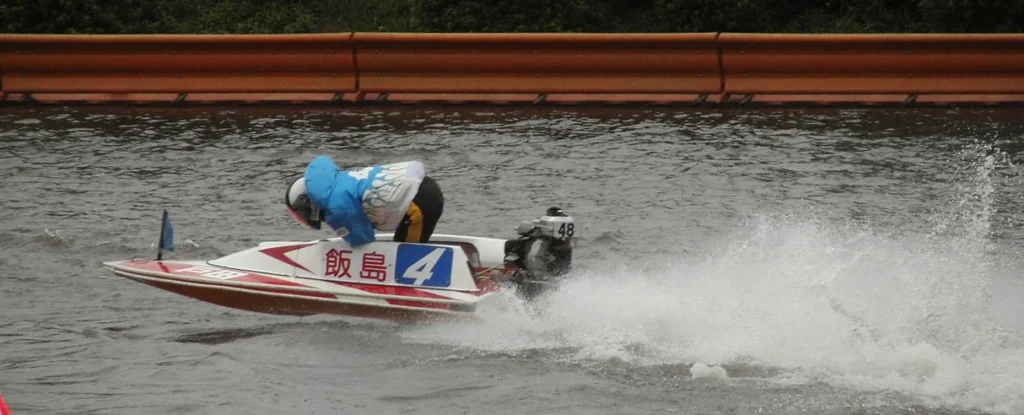 戸田競艇場を走る競艇選手の写真