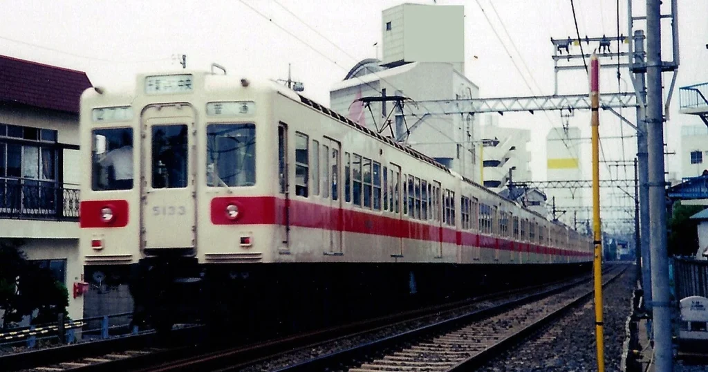 都営浅草線を走る東京都交通局5000形電車