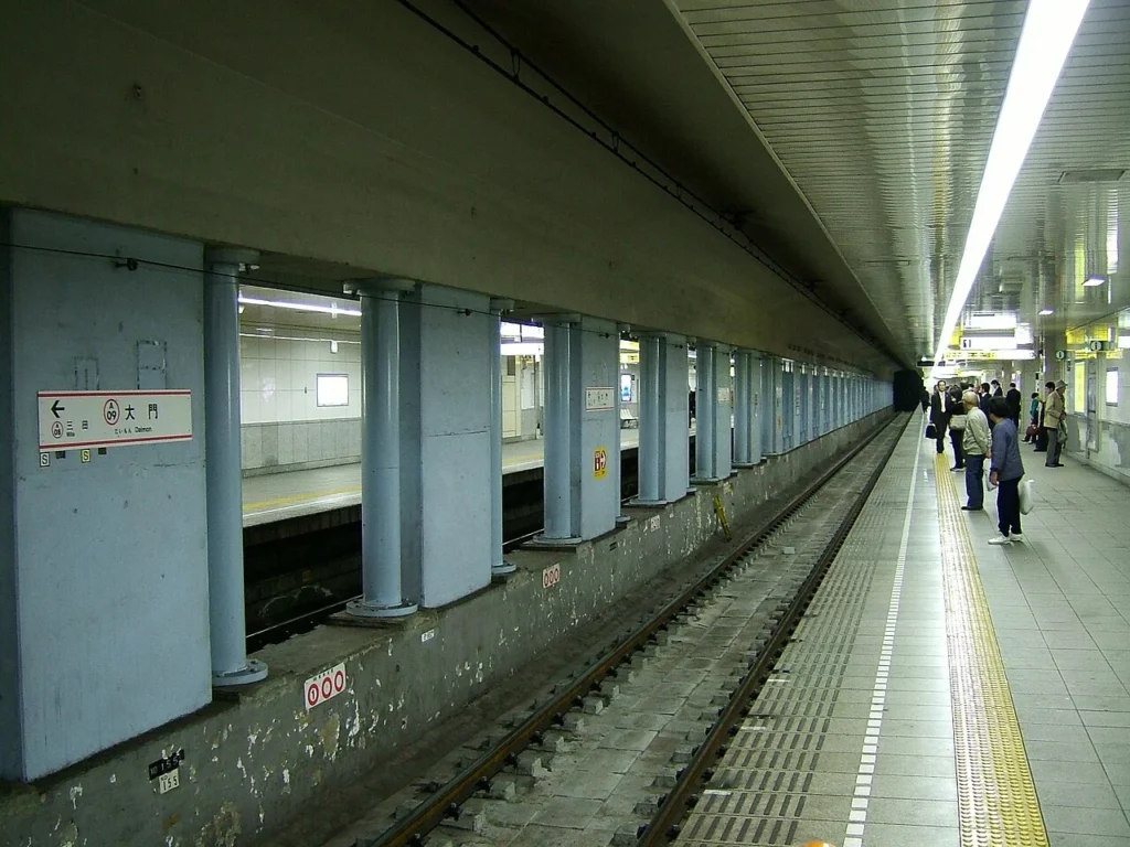 都営地下鉄浅草線の大門駅ホームの写真