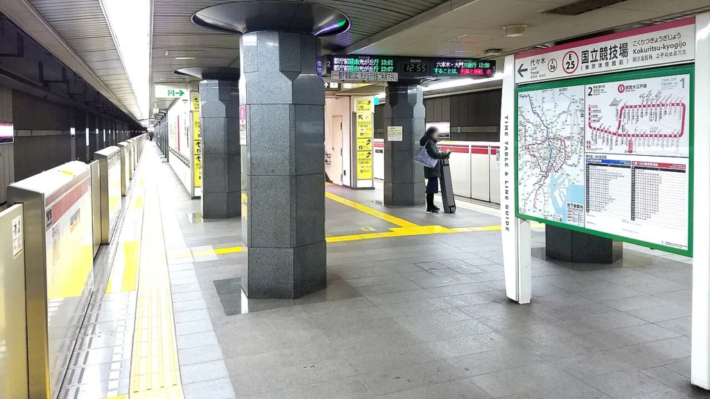 都営地下鉄大江戸線の国立競技場駅ホーム