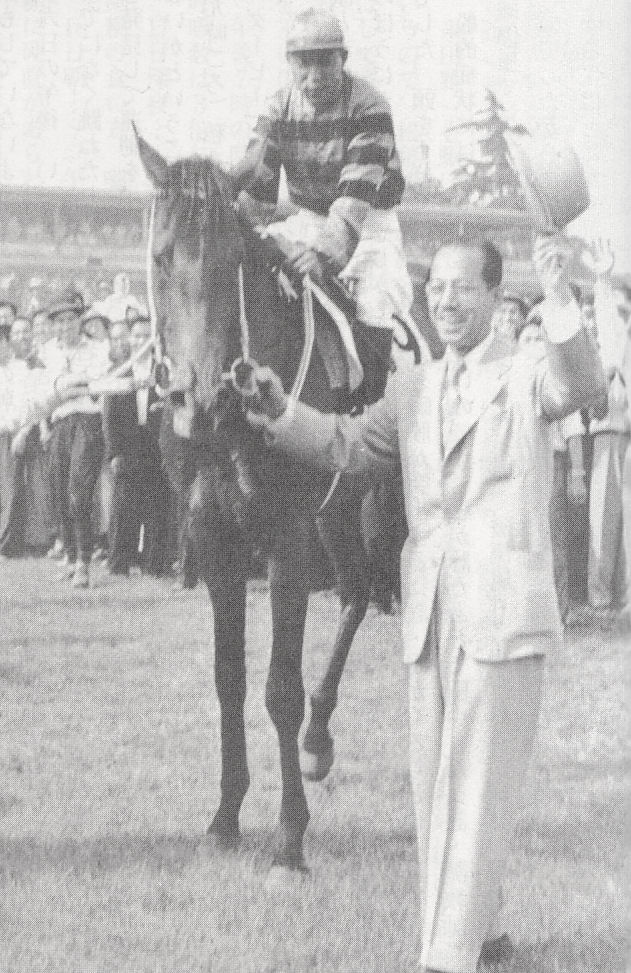 競走馬トキノミノルと旧映倫初代代表の永田雅一を写した写真