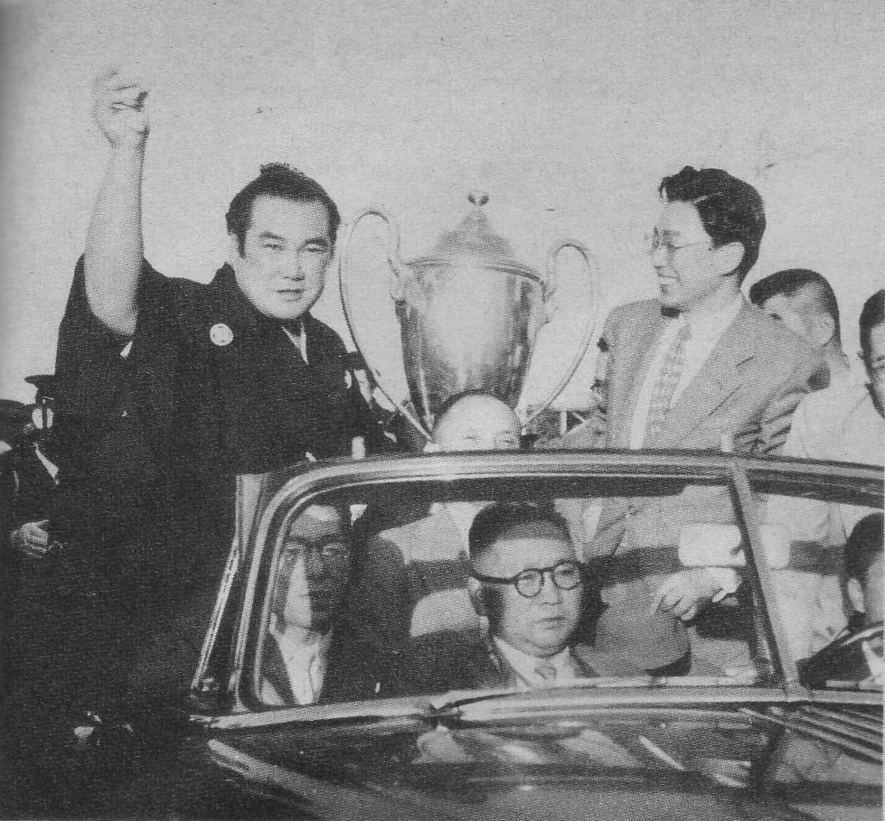 1953年5月場所で優勝し天皇賜杯を手にする時津山仁一