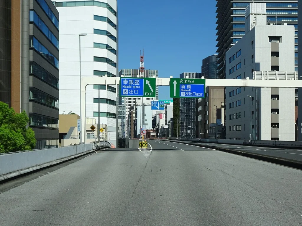 東京高速道路の東銀座出口分岐付近