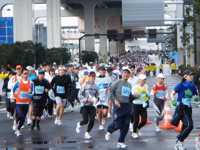 2007年2月18日の東京マラソンを走る参加者