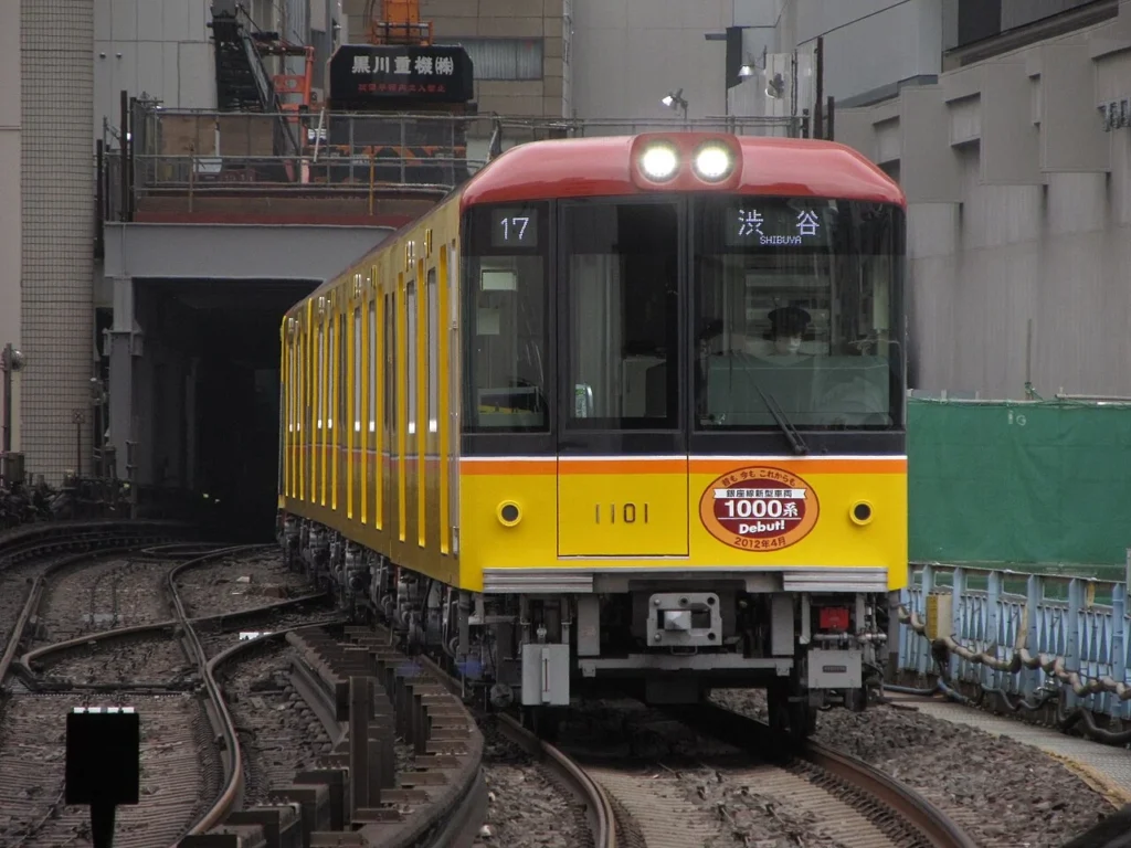 銀座線渋谷駅へ接近する東京メトロ1000系電車