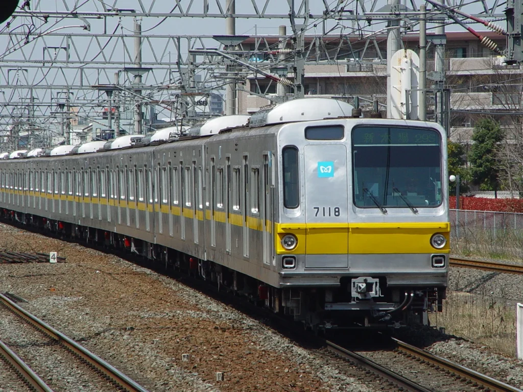 東京メトロの新しいロゴを付けて走る7000系電車