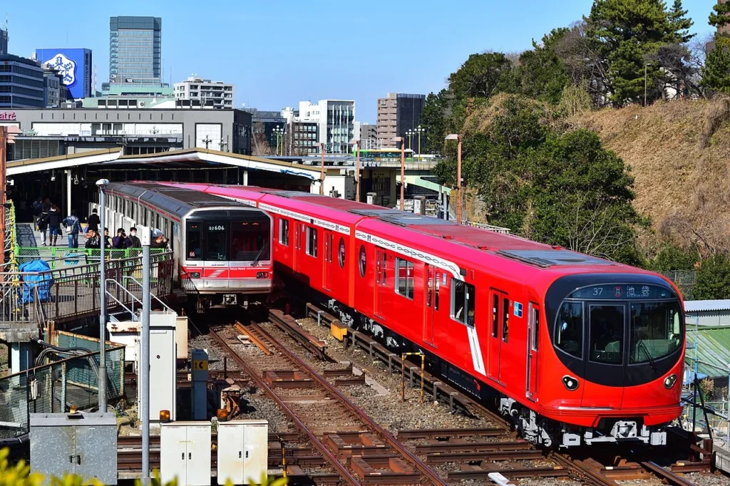 四ツ谷駅に停車する東京メトロ丸ノ内線の02系と2000系車両