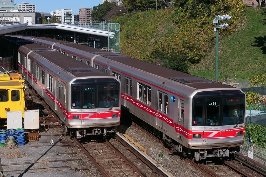 四ツ谷駅で行き違う東京メトロ02系電車の写真