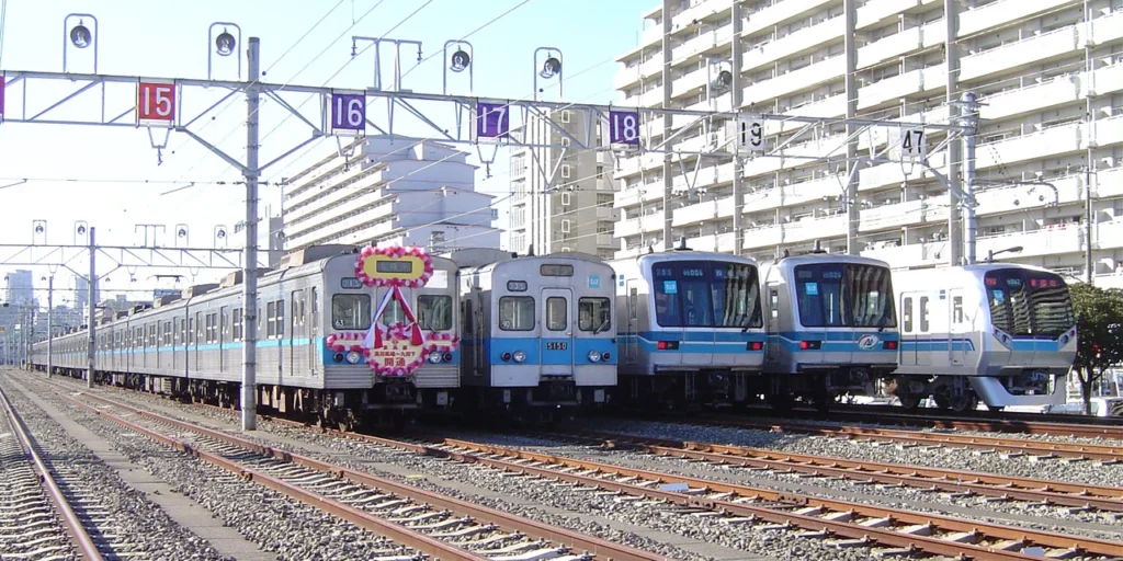 深川車両基地に並ぶ東京メトロ東西線の車両