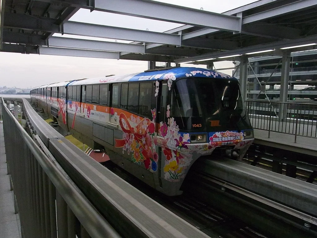 羽田空港の駅に停車する東京モノレールの車両