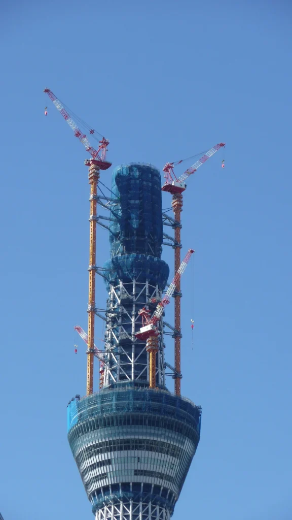 建設中の東京スカイツリーに設置されたタワークレーンの写真
