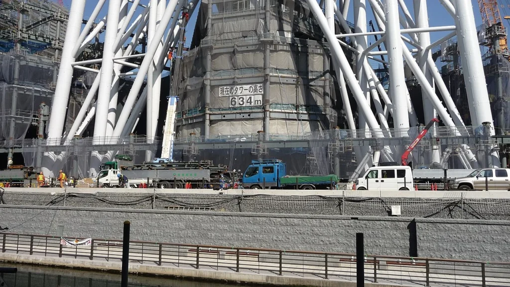 高さ634メートル到達を示す垂れ幕が掲げられた建設中の東京スカイツリー
