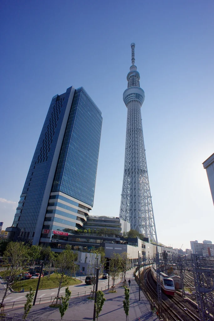 東京スカイツリーと京成押上線の電車