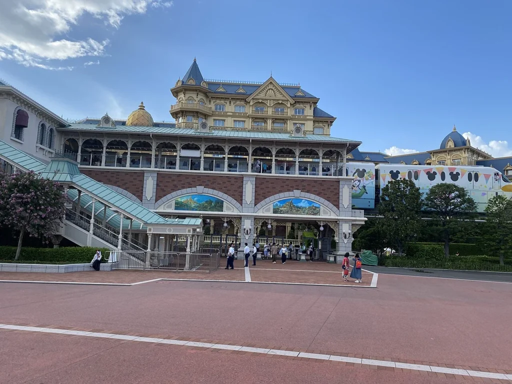 東京ディズニーランドの入口の写真