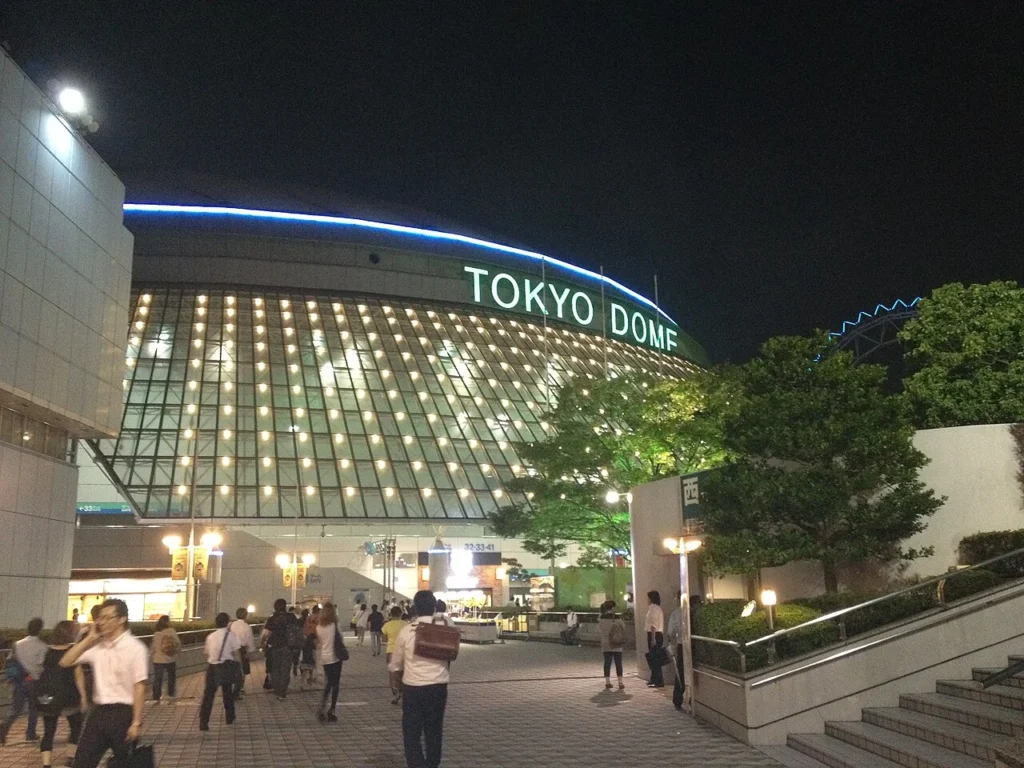 夜間に撮影された東京ドーム外観の写真