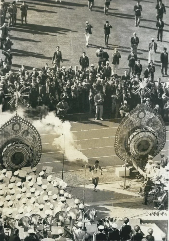 1964年東京オリンピック開会式の聖火点火