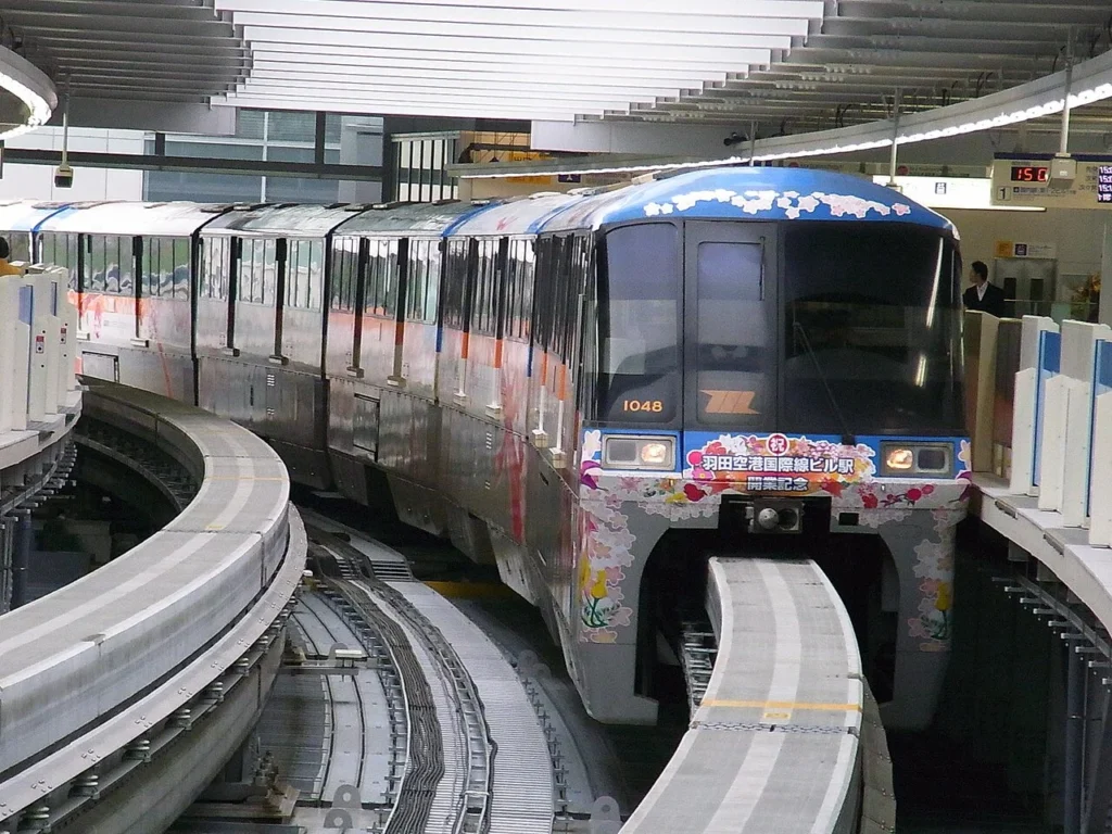 羽田空港国際線ビル駅に停車する東京モノレール1000形