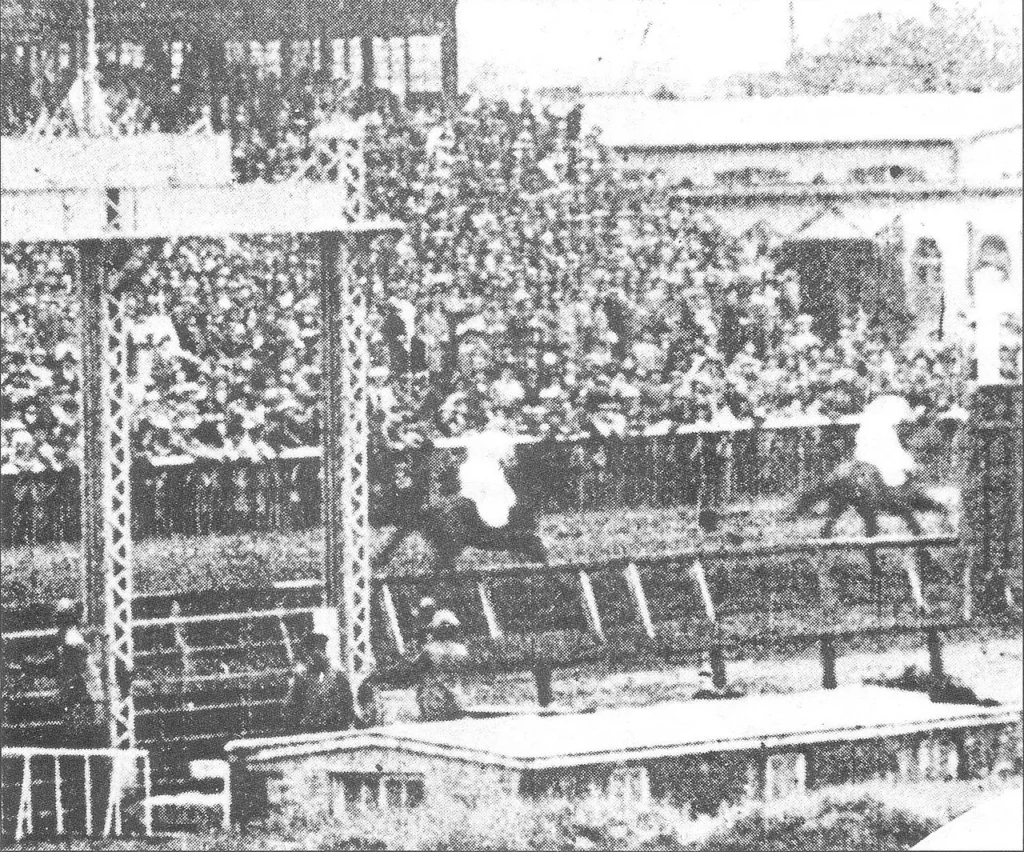 目黒競馬場で行われた第1回東京優駿大競走の写真