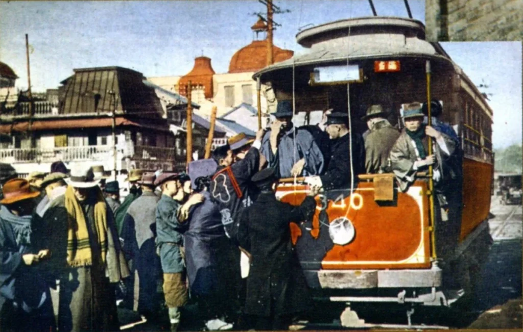 明治末期の東京を走った満員の路面電車を写した着色絵葉書
