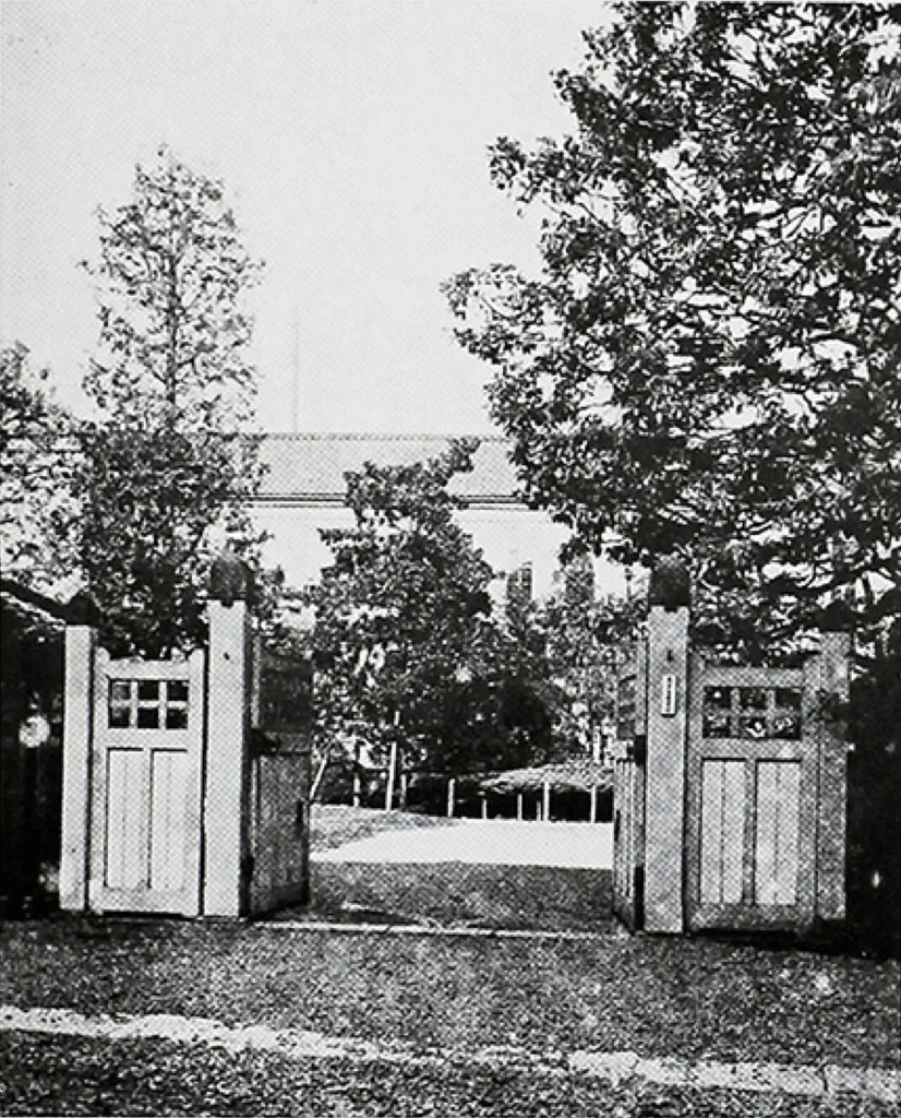 1890年当時の東京音楽学校正門
