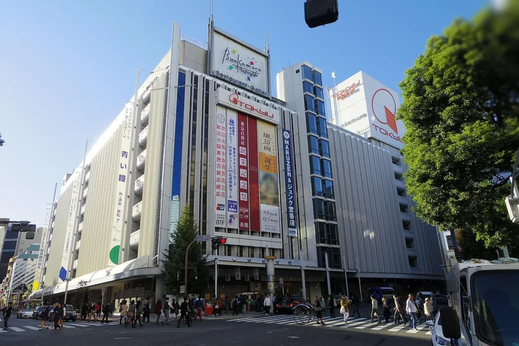 東京・渋谷にあるBunkamuraと東急百貨店本店の外観