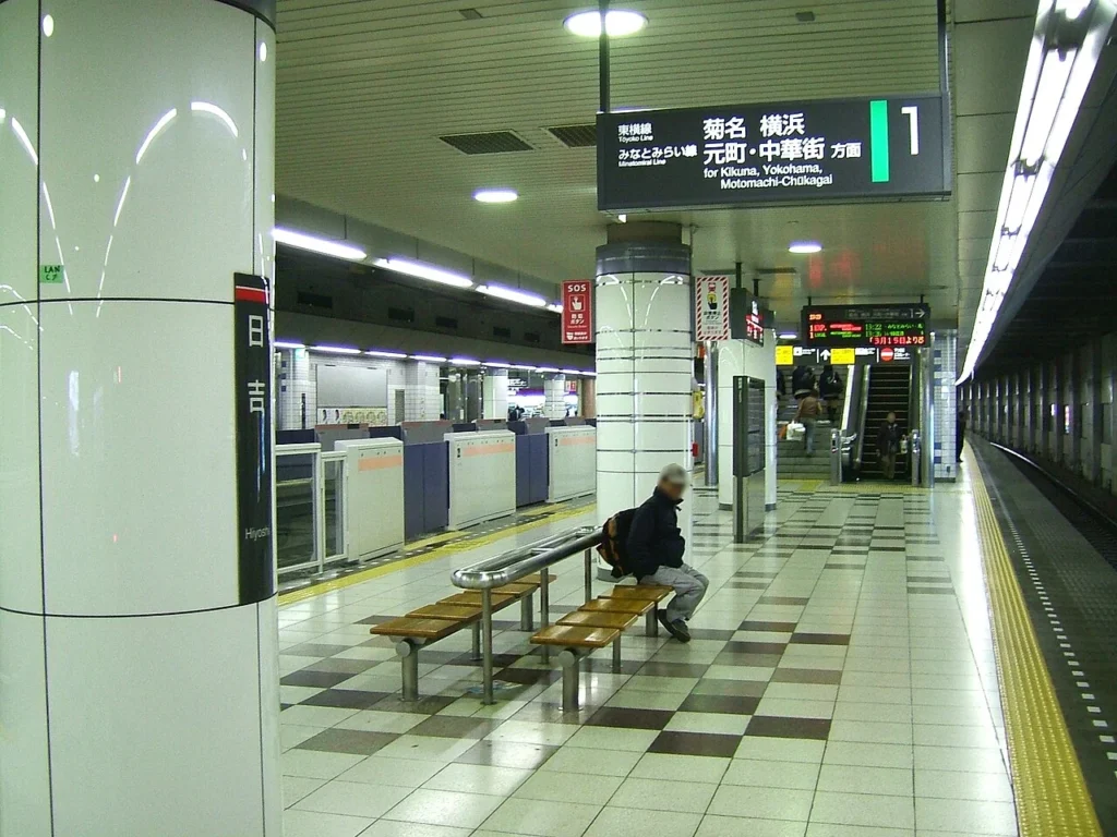 東急東横線日吉駅の1番線と2番線ホーム