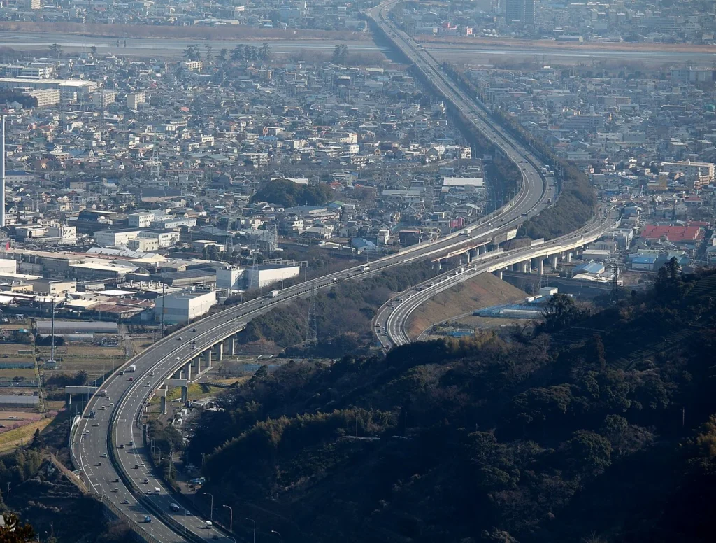 静岡市を通る東名高速道路と安倍川