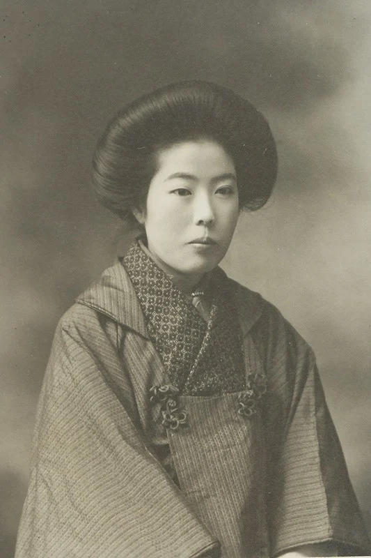歌人・山川登美子の肖像写真
