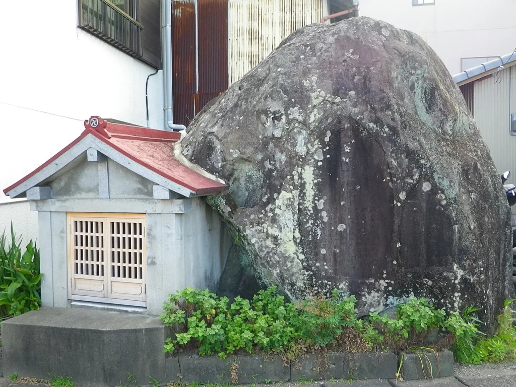 慶長津波と宝永地震の記録を刻んだ鞆浦大岩の津波碑