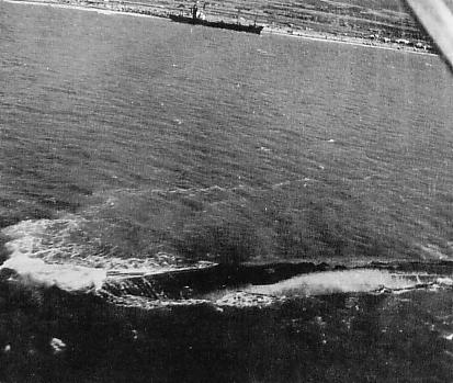 洞爺丸事故で転覆した船体の記録写真