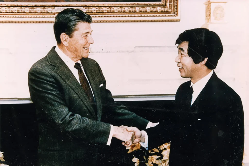 ワシントン支局長時代にレーガン大統領へインタビューする秋山豊寛