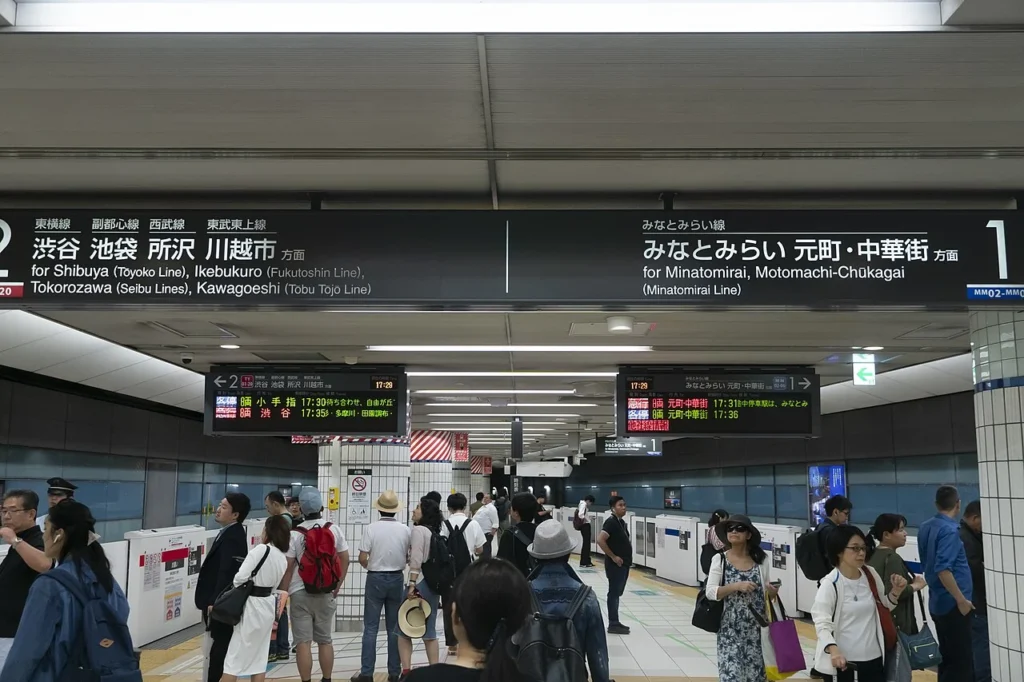 東急東横線とみなとみらい線が発着する横浜駅ホーム