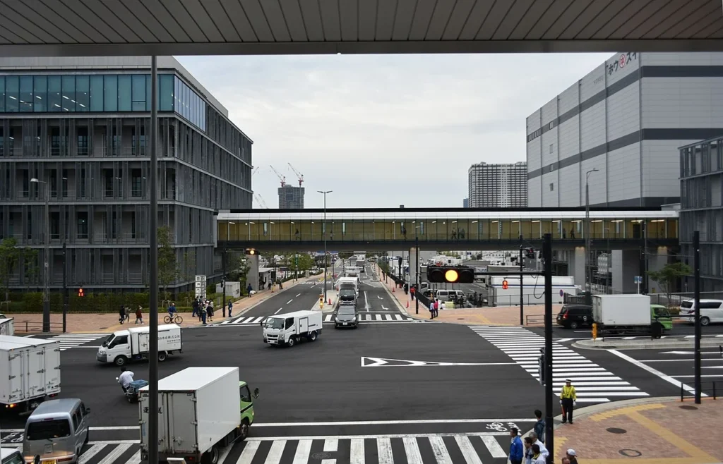 豊洲市場の管理施設棟と水産卸売場棟の写真