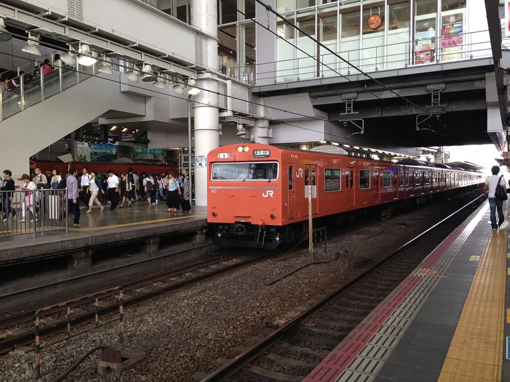 大阪駅に停車する大阪環状線の列車