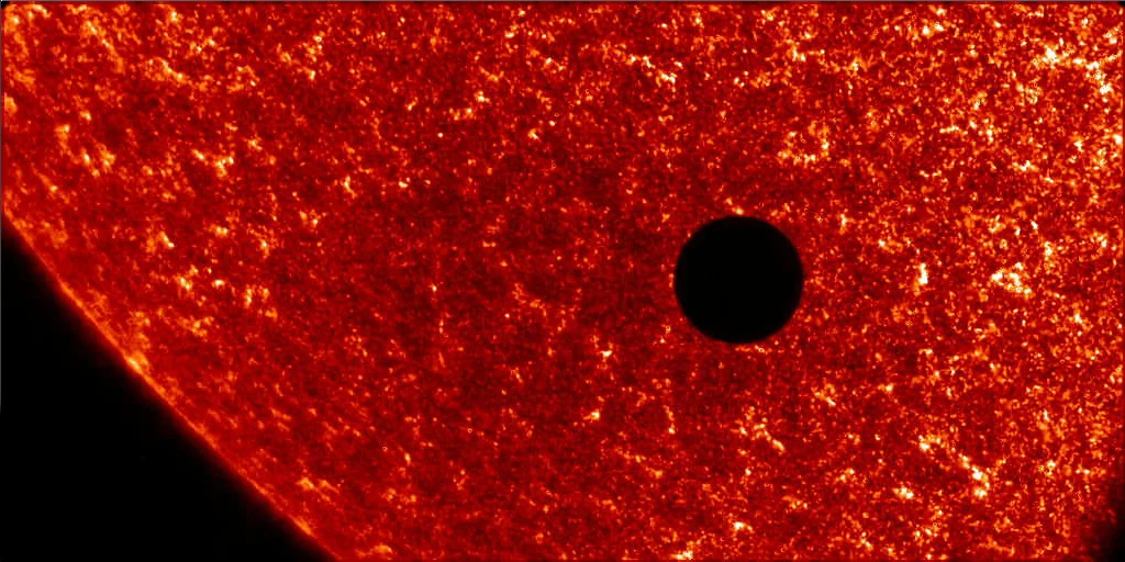 太陽の前を横切る金星を捉えたNASAの衛星画像