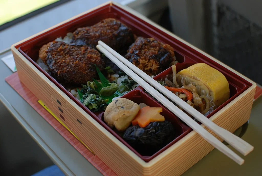 日本の鉄道駅で販売される旅行用の弁当