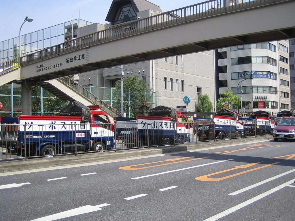 日刊スポーツの新聞配送車両の写真
