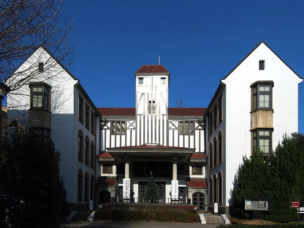 早稲田大学坪内博士記念演劇博物館の建物の写真