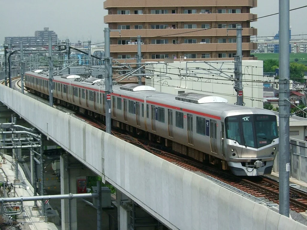 開業前に試運転するつくばエクスプレスTX-2000系電車の写真