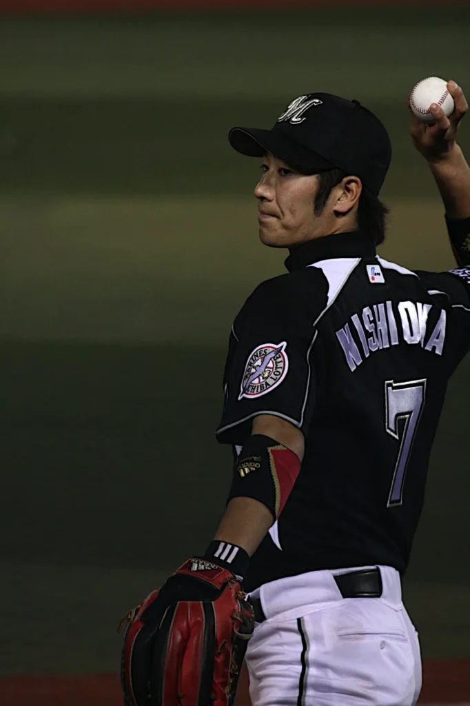 2010年に千葉ロッテマリーンズでプレーする西岡剛の写真