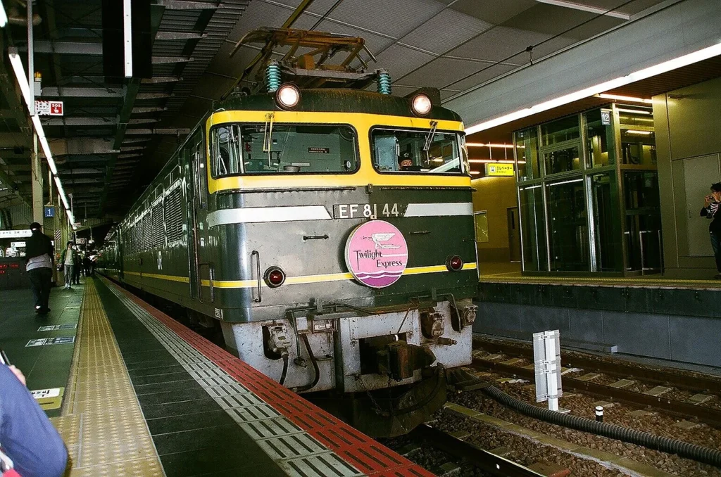 大阪駅に停車する寝台特急トワイライトエクスプレス