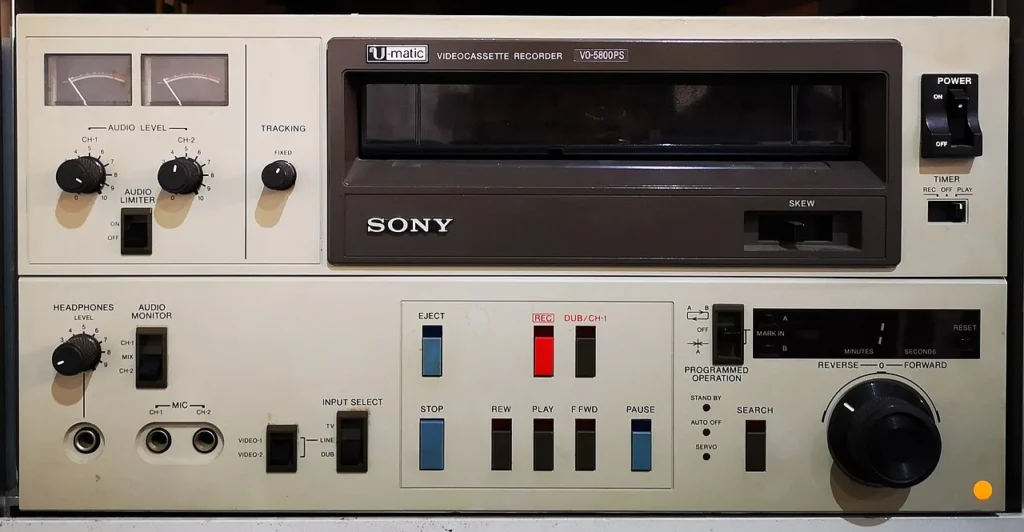 Uマチック方式のソニー製ビデオレコーダーの写真